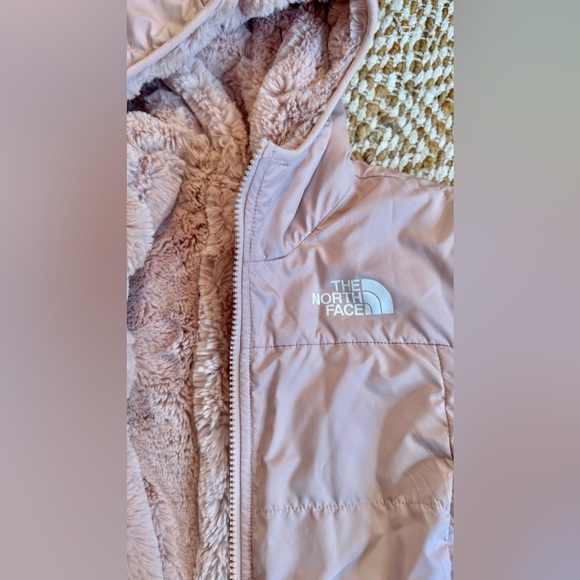 NORTHFACE GIRLS’ REVERSIBLE MOSSBUD PARKA
COLOR
PINK MOSS
SIZE
L (12) - Picture 2 of 8